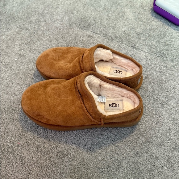 UGG Classic Slippers - Picture 4 of 8
